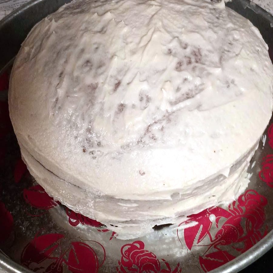 Round white-frosted cake by Joyeful Treats