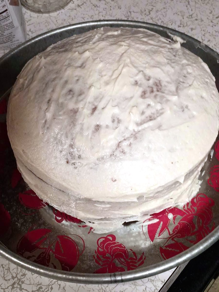 Round white-frosted cake by Joyeful Treats